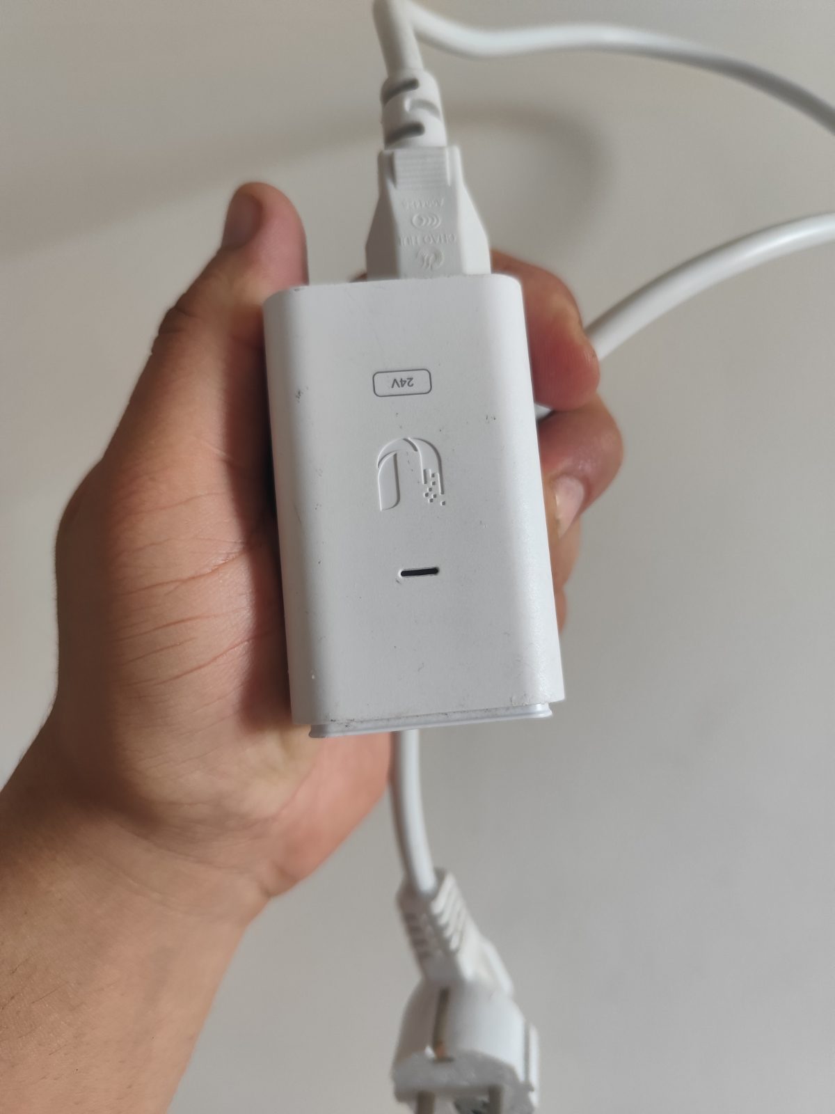 Ubiquiti Gigabit PoE Adaptör (Beyaz Cihaz)